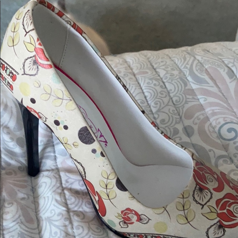High heeled pump